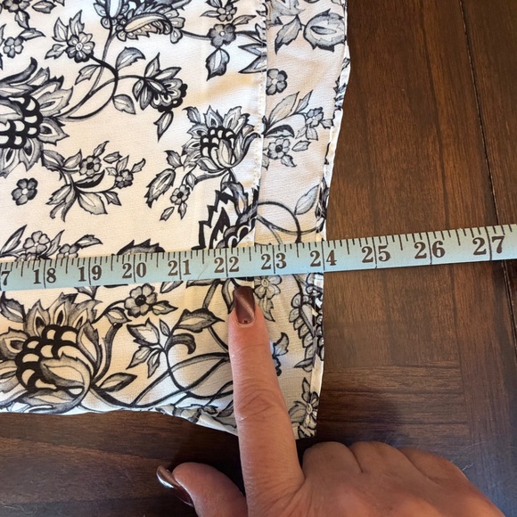 White House Black Market Floral Blouse with Flutter Sleeve, Size 2 (Large) - Picture 8 of 13